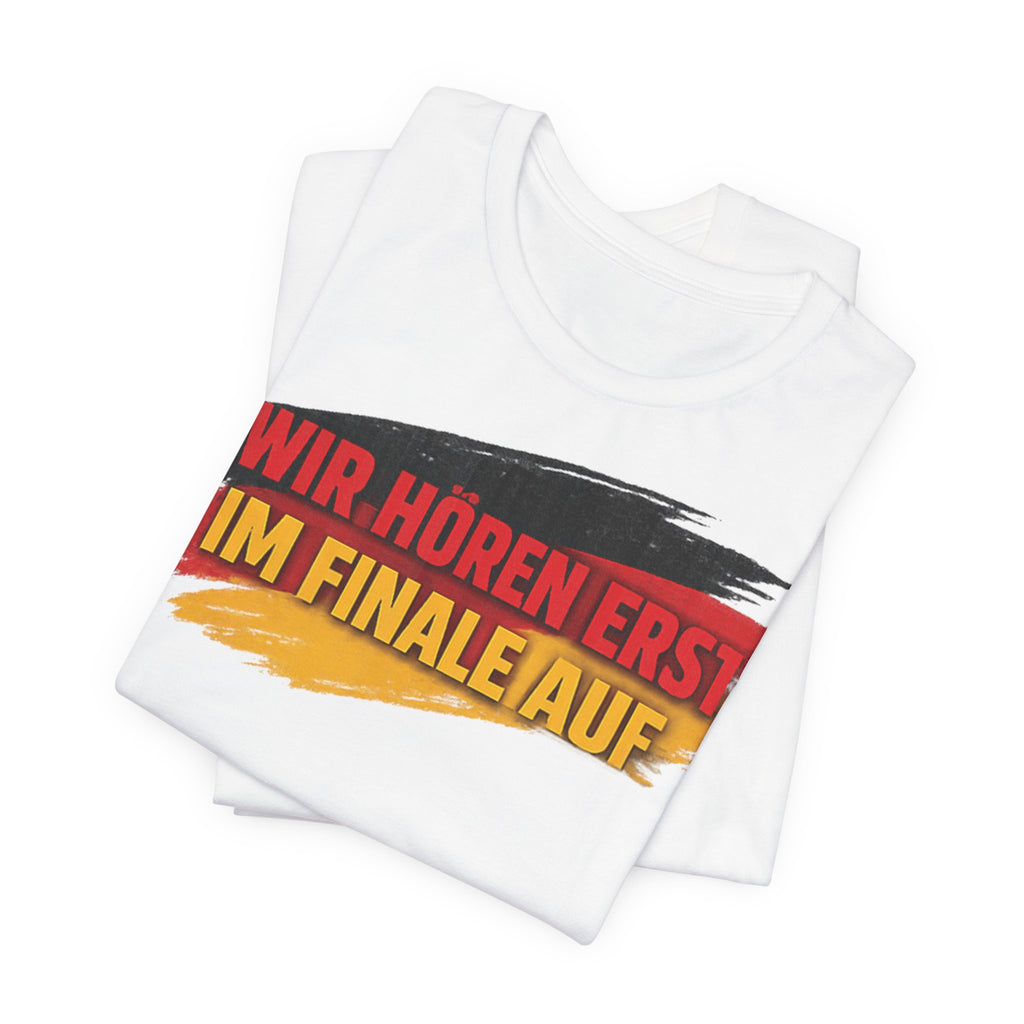 WIR HÖREN ERST IM FINALE AUF - World Cup 2026 -  German Football Fan Tee