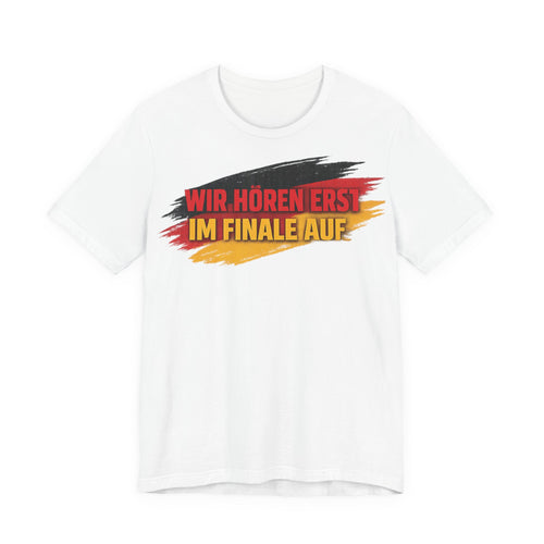 WIR HÖREN ERST IM FINALE AUF - World Cup 2026 -  German Football Fan Tee